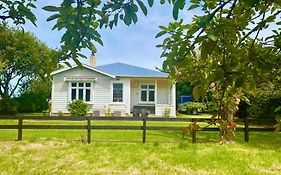 Spacious, Fully Equipped 3 Bedroom Country Farmhouse , Peaceful Setting Near The Beach And Town